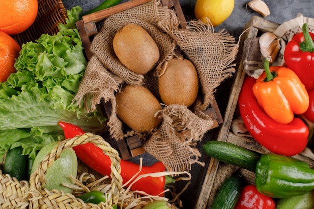 Foto gratuita kiwies con vegetación y pimientos.