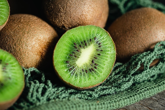 Foto gratuita kiwis en una bolsa de malla de cerca