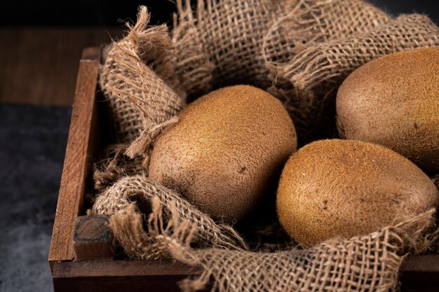 Kiwis tropicales en una bandeja de madera rústica