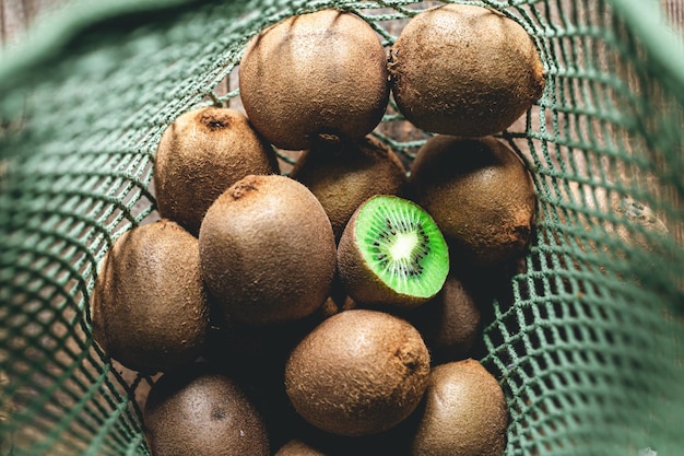 Kiwis en la vista superior de la bolsa ecológica de cerca