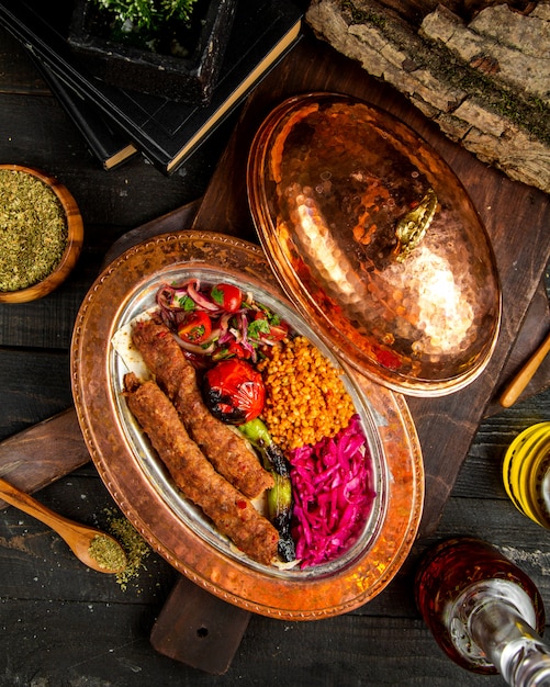 Foto gratuita köfté ™ turco con vista superior de bulgur y verduras