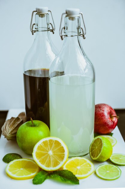 Kombucha casera con lima y limón en botella