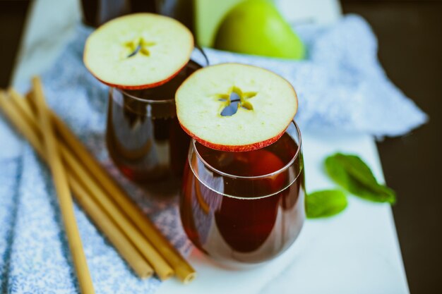 Kombucha casera de manzana en vasos de vidrio