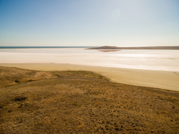 Koyashskoe lago de sal rosa en Crimea