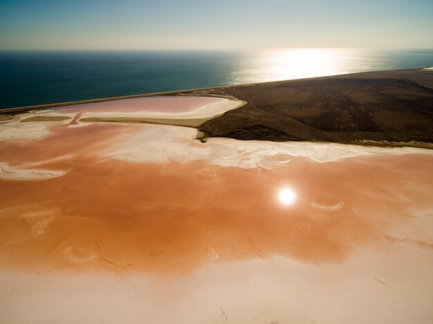 Koyashskoe lago de sal rosa en Crimea