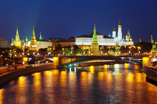 Kremlin de Moscú en la noche de verano