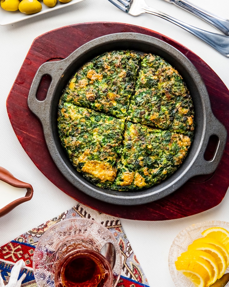 Photo Gratis kuku egg with herbs in pan top view