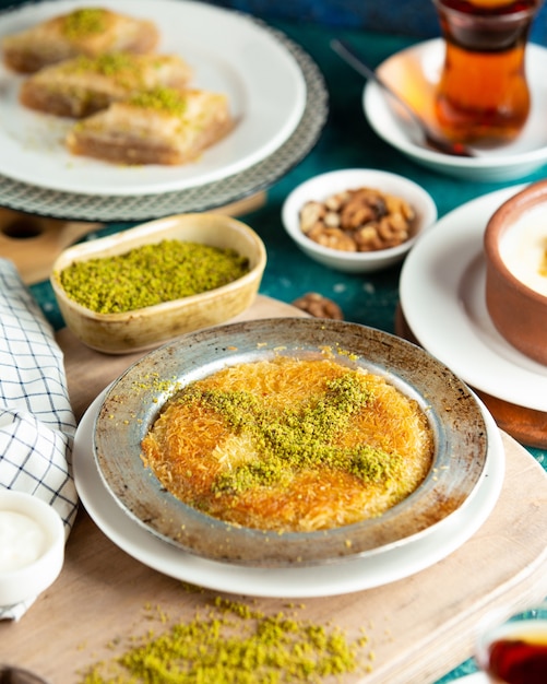 Kunefe tradicional turca en el plato