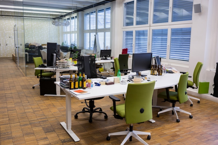 Photo Gratis kursi dan meja kosong di kantor