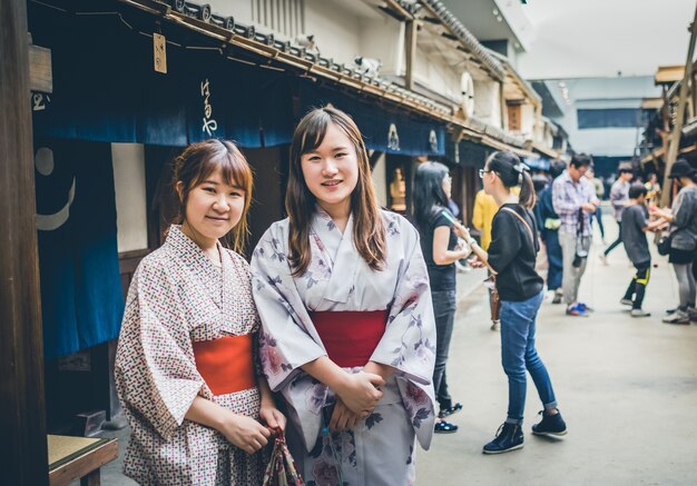 Kyoto, Japón - OCTUBRE 28: Las mujeres usan un turismo tradicional dre