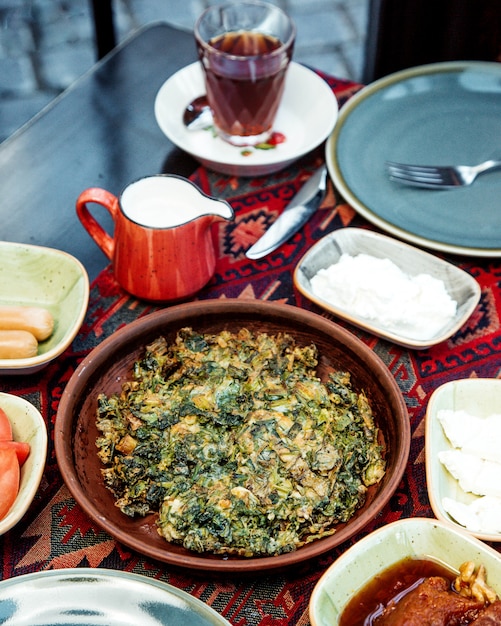 Foto gratuita kyukyu tradicional y un vaso de té caliente