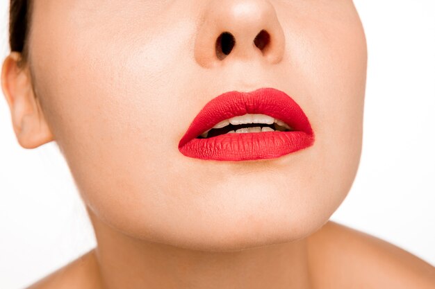 Labio rojo sexy. Primer plano Labios hermosos. Maquillaje. Primer plano de rostro de mujer modelo de belleza