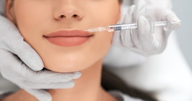 Labios de aumento y mejora en salón profesional.