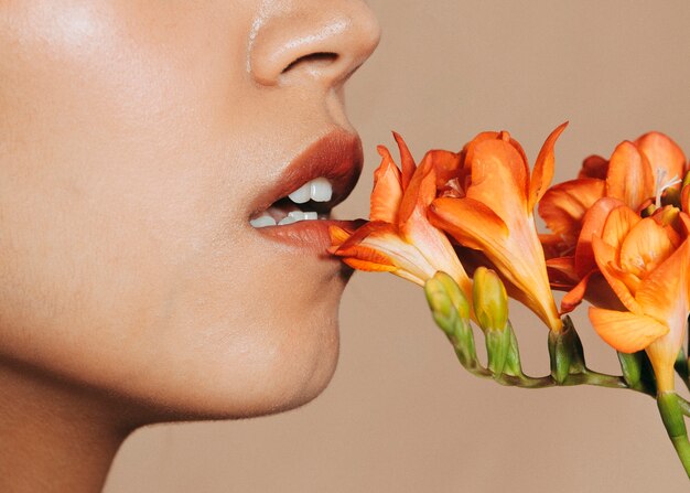 Labios de mujer joven con flor viva