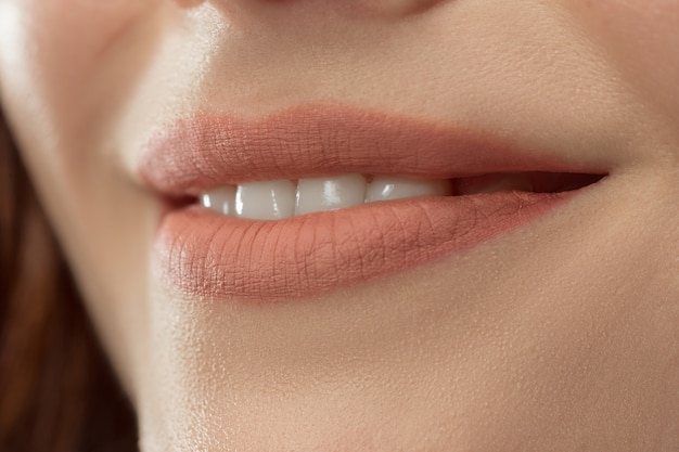 Labios perfectos. Boca de chica sexy de cerca. Sonrisa de la mujer joven de la belleza. Labio completo regordete natural. Aumento de labios.