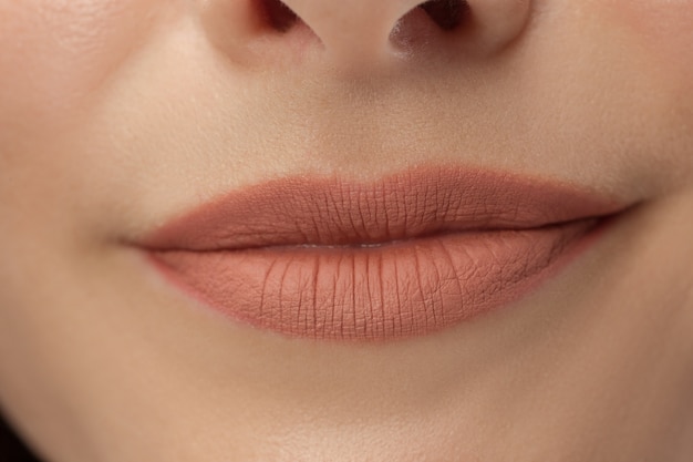 Labios perfectos. Boca de chica sexy de cerca. Sonrisa de la mujer joven de la belleza. Labio completo regordete natural. Aumento de labios.