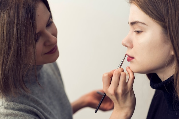 Labios rojos con estilo del modelo con pincel