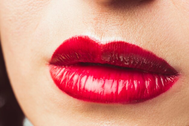 Labios rojos de mujer bonita