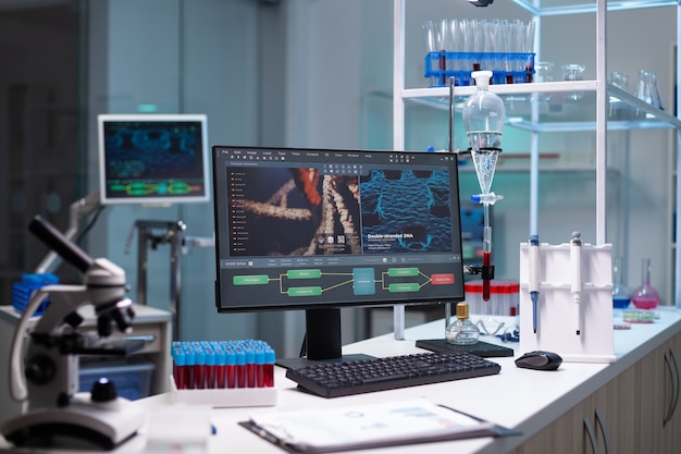 Laboratorio vacío con monitor científico en el escritorio