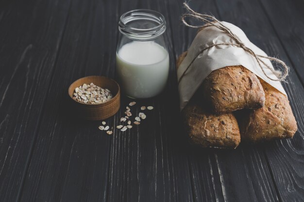 Lácteos y avena cerca de bollos