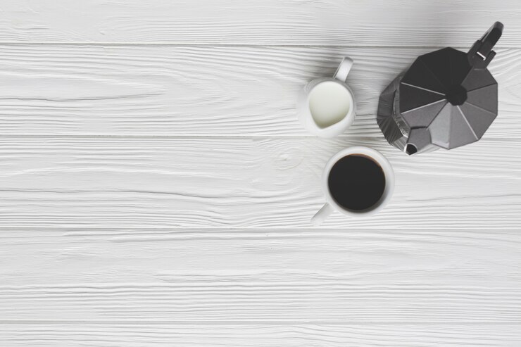 Foto gratuito lácteos cerca de café en blanco