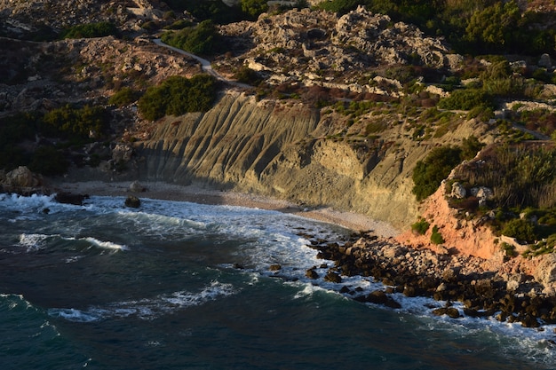 Laderas de arcilla formadas por la meteorización de la arcilla azul y la erosión por el mar en Fomm ir-Rih Bay, Malta