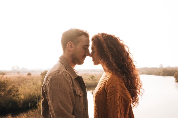 De lado feliz pareja teniendo un momento de ternura.