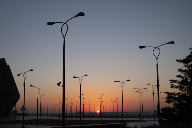 Lado del parque con soportes y proyectores contra el cielo azul