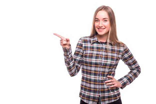 Lado puntiagudo de mujer joven con una sonrisa aislada en la pared blanca