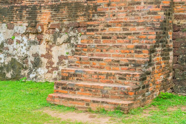 Ladrillo escalera en el parque