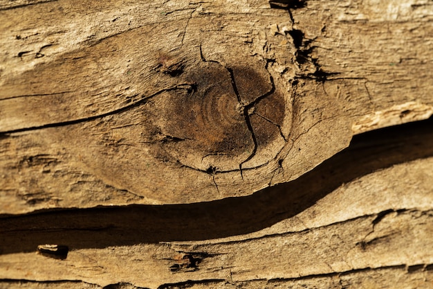 Ladrillo de madera agrietado