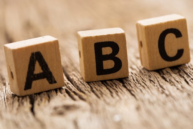 Ladrillos de juguete sobre la mesa con letras ABC