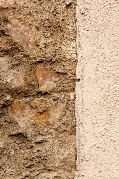 Ladrillos y muro de hormigón con superficie rugosa