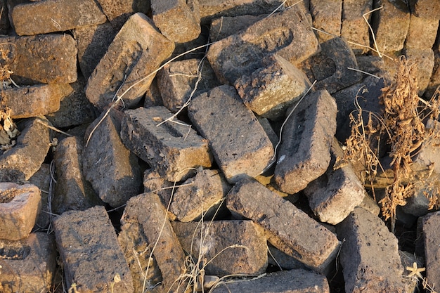 Ladrillos de piedra gris amontonados