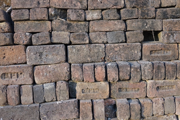 Ladrillos de piedra gris apilados