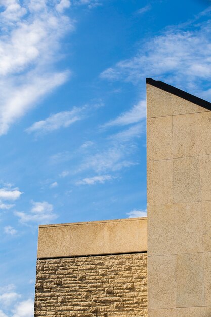 Ladrillos viejos y edificio de piedra