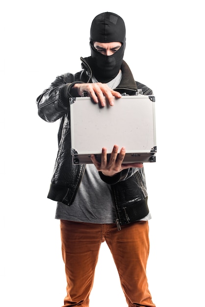 Foto gratuita ladrón sosteniendo un maletín
