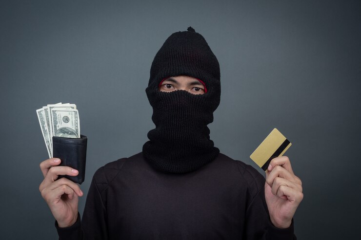 Foto gratuito los ladrones tienen tarjetas de crédito usando una computadora portátil para actividades de piratería de contraseñas.