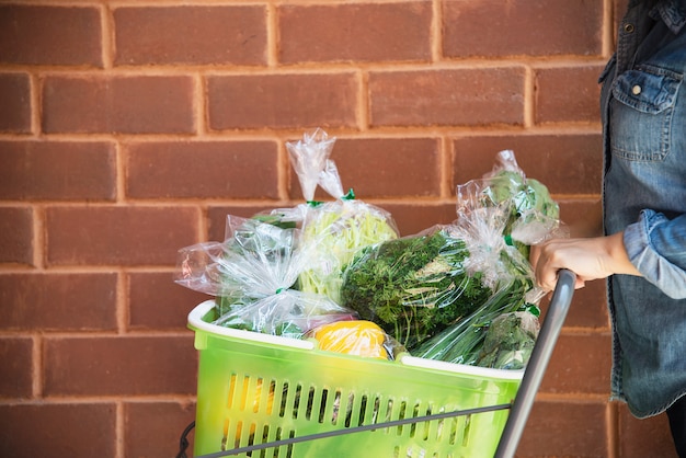 Foto gratuita lady está comprando vegetales frescos en la tienda de supermercado