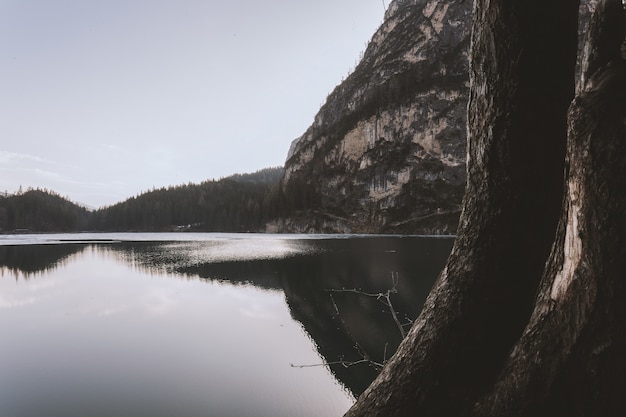 Lago al lado del acantilado durante el día