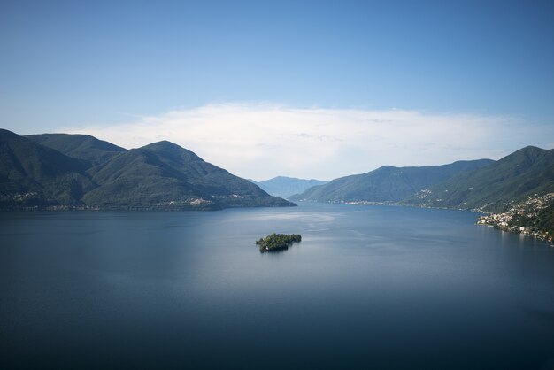 Lago alpino Maggiore rodeado por las islas Brissago bajo la luz del sol en Ticino en Suiza