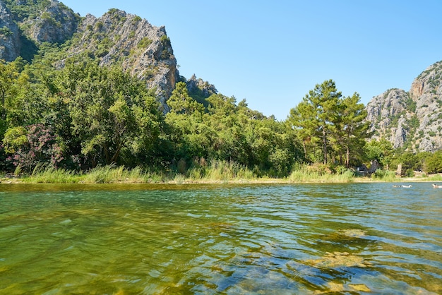 Lago con árboles en la otra orilla