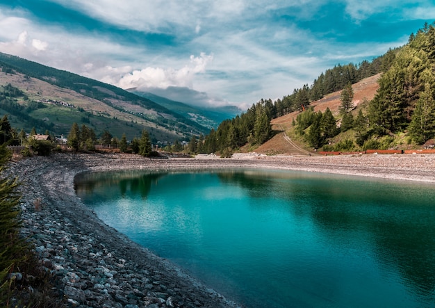 Lago artificial en Val Troncea, Italia