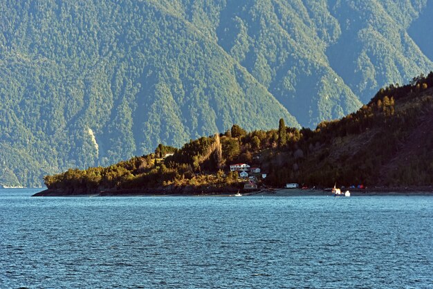 Lago azul claro rodeado de densos bosques verdes