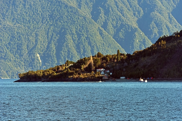 Lago azul claro rodeado de densos bosques verdes