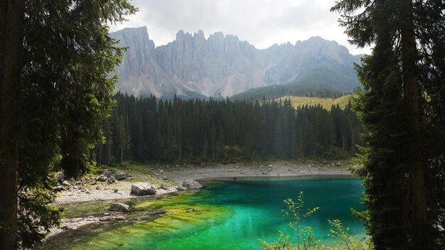 Lago de Carezza en los Alpes Dolomitas en Italia