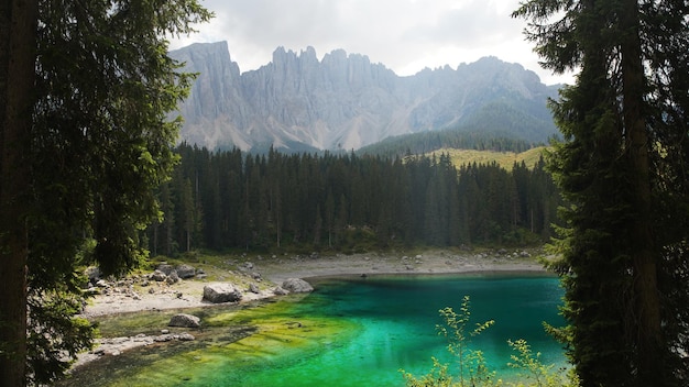 Lago de Carezza en los Alpes Dolomitas en Italia