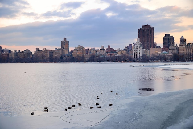 Lago Central Park con horizonte de la ciudad de Nueva York