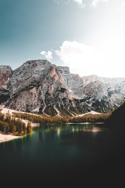 Lago cerca de la montaña bajo un cielo azul durante el día