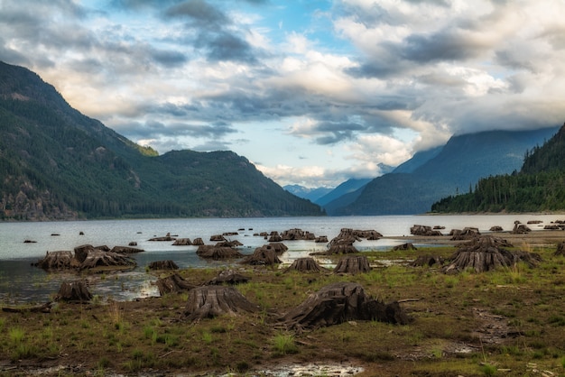 Lago cerca de la montaña